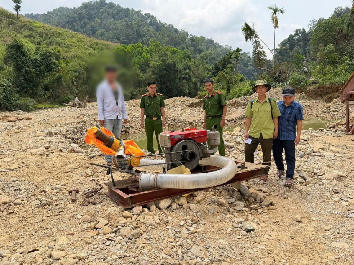 Lực lượng chức năng kiểm tra phương tiện, thiết bị bơm và sàng tuyển quặng được các đối tượng sử dụng trong hoạt động khai thác vàng sa khoáng trái phép tại khu vực suối Nước Bua, xã Trà Vân.