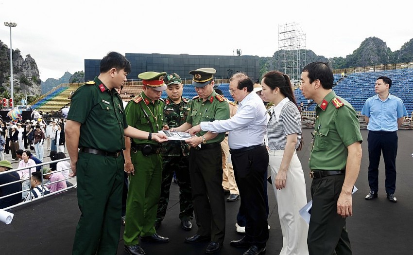 Thứ trưởng Tạ Quang Đông cùng các thành viên của Ban Tổ chức thảo luận, góp ý, thống nhất lại các phương án, nội dung trong Chương trình Carnaval.