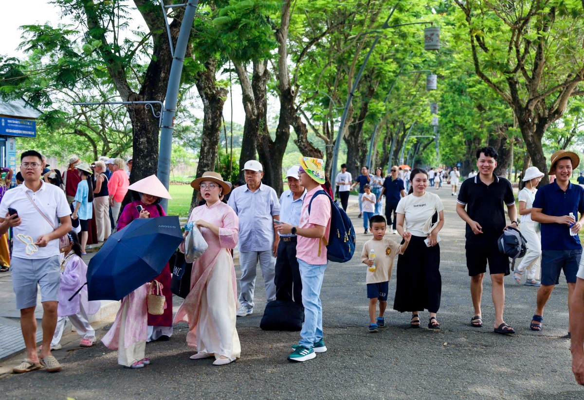Cố đô Huế đã và đang thu hút đông đảo du khách trong và ngoài nước