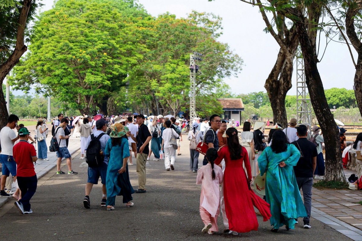 Không khí tại các tuyến phố trung tâm trở nên sôi động, nhộn nhịp hơn thường lệ