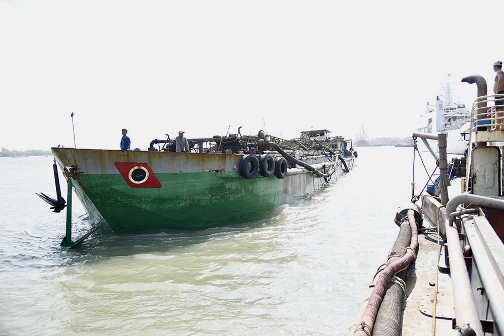 Tạm giữ tàu khai thác khoảng 200m³ cát không rõ nguồn gốc trên vùng biển TP.HCM