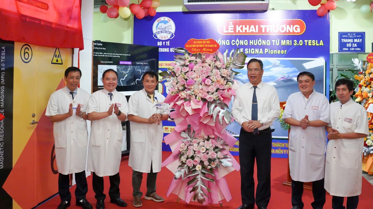 Lãnh đạo Tp. Huế tham dự và tặng hoa chúc mừng