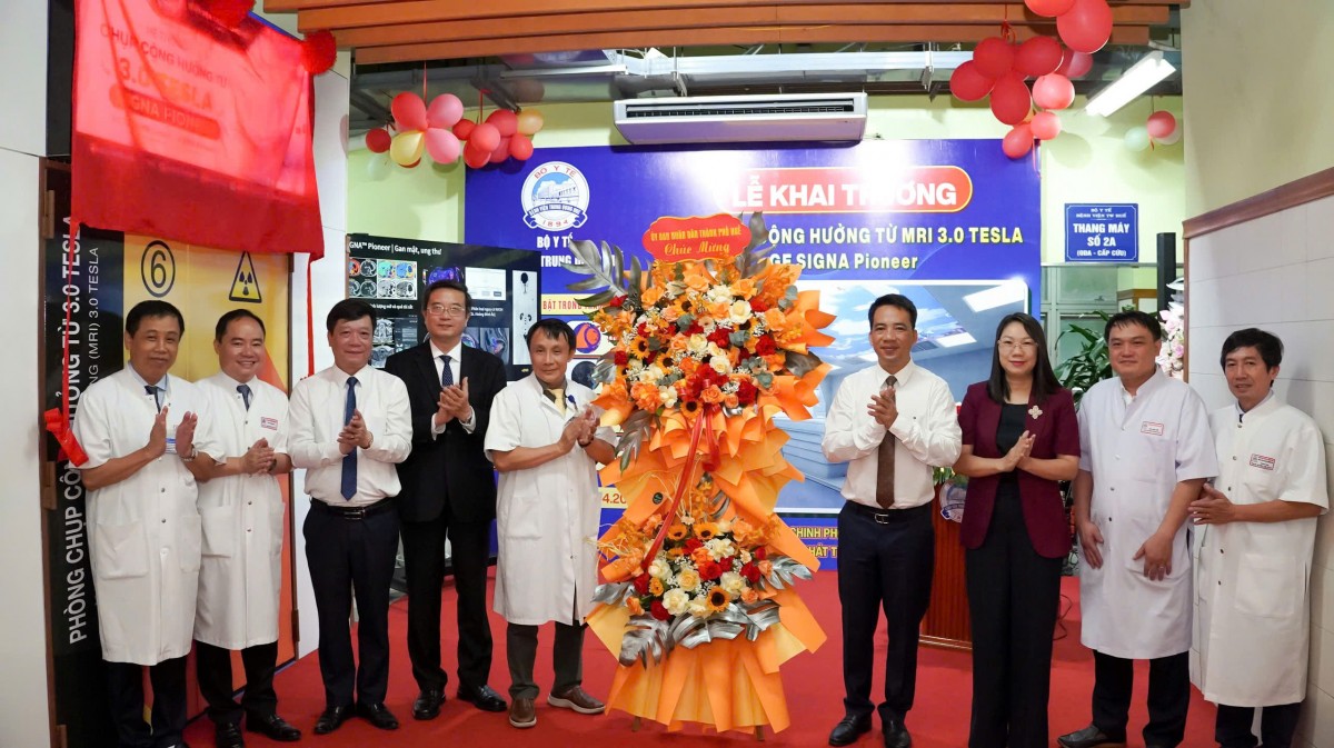 Lãnh đạo Tp. Huế tham dự và tặng hoa chúc mừng...