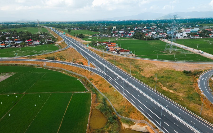Toàn cảnh tuyến cao tốc Bắc – Nam phía Đông đoạn Hoài Nhơn – Quy Nhơn trước thời điểm đưa vào khai thác, góp phần kết nối giao thông khu vực miền Trung, giảm tải quốc lộ 1 và rút ngắn thời gian di chuyển.