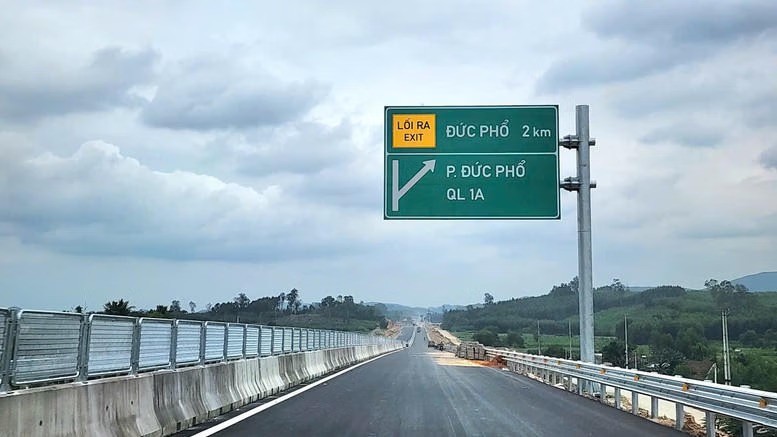 Những biển chỉ dẫn dần hiện rõ trên tuyến cao tốc mới, mở ra hành trình kết nối liên hoàn qua các địa phương miền Trung.