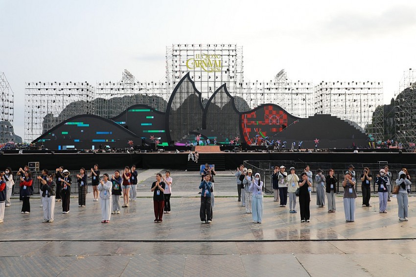 Các nghệ sĩ, diễn viên tiếp tục luyện tập hăng say để chuẩn bị sẵn sàng cho Chương trình nghệ thuật khai mạc Carnaval Hạ Long 2026.