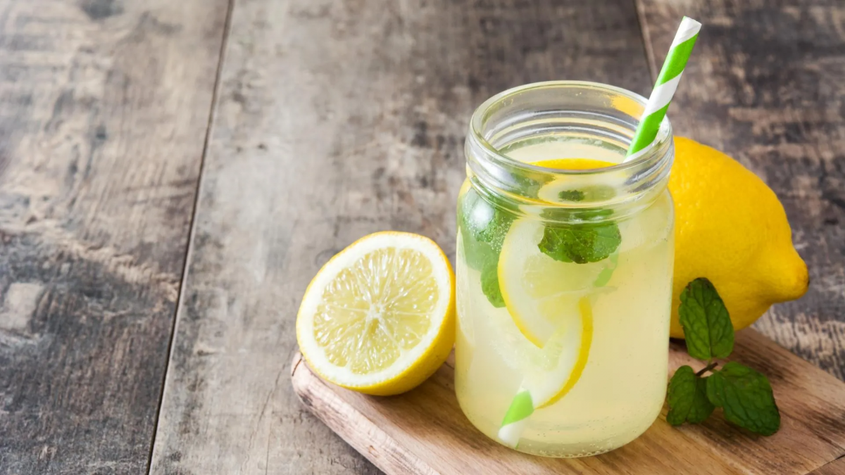 Uống nước chanh tưởng tốt nhưng dễ "phản tác dụng" nếu mắc 5 sai lầm này