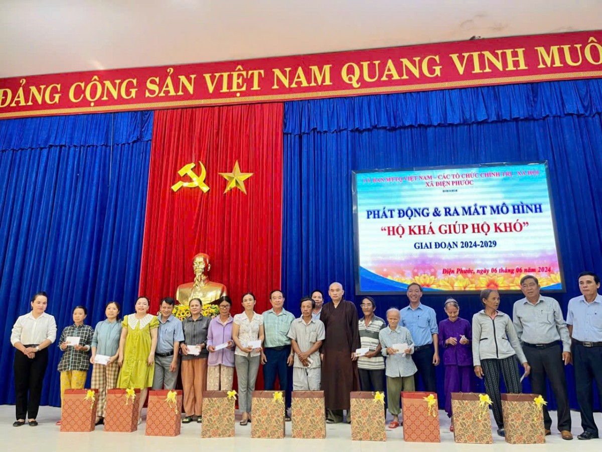 Trao quà hỗ trợ các hộ khó khăn tại lễ phát động mô hình “Hộ khá giúp hộ khó” ở xã Điện Phước, góp phần lan tỏa tinh thần sẻ chia và đảm bảo an sinh xã hội.