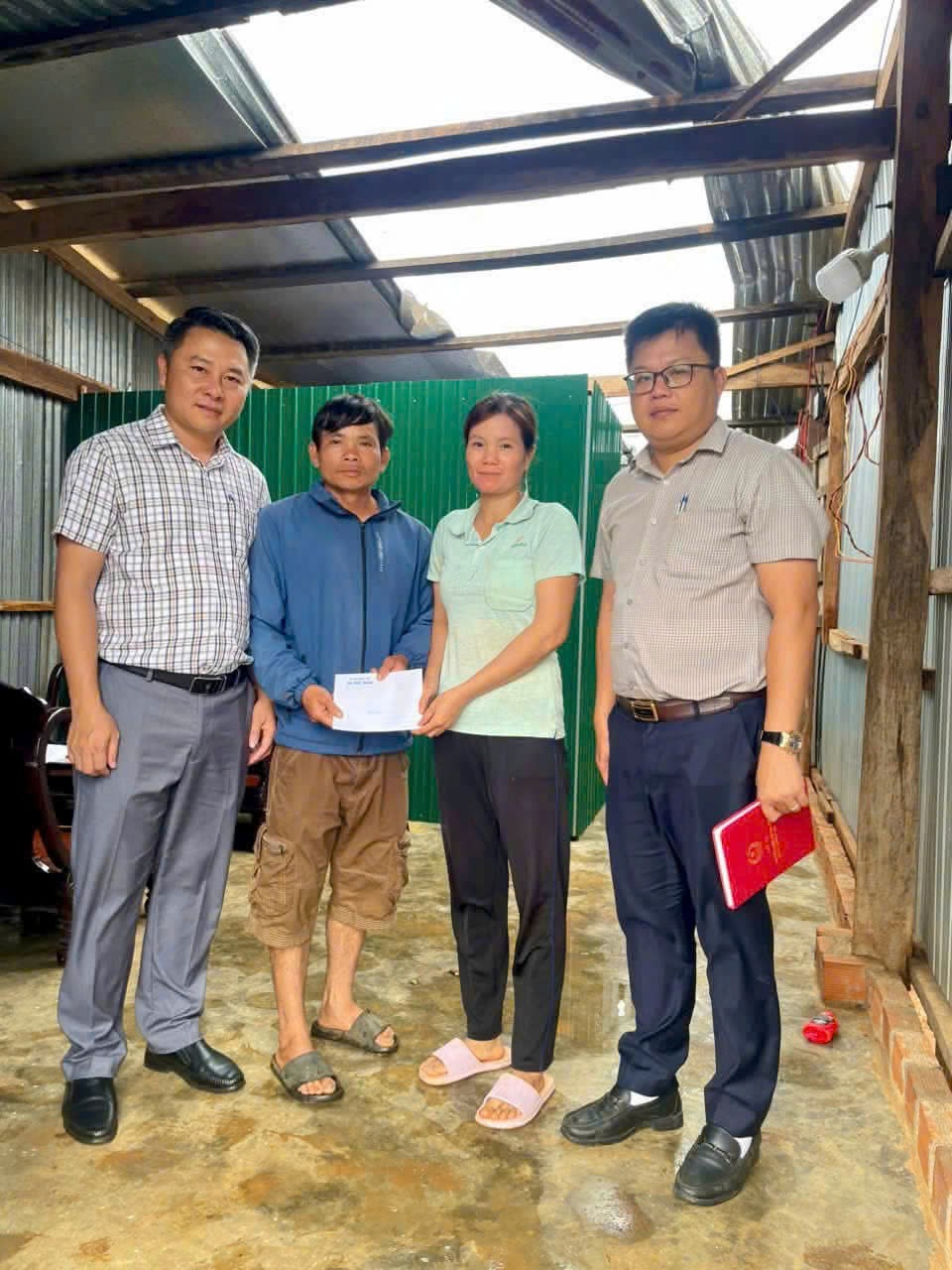 Đắk Lắk: Chính quyền kịp thời hỗ trợ các hộ dân nghèo bị tốc mái do dông lốc