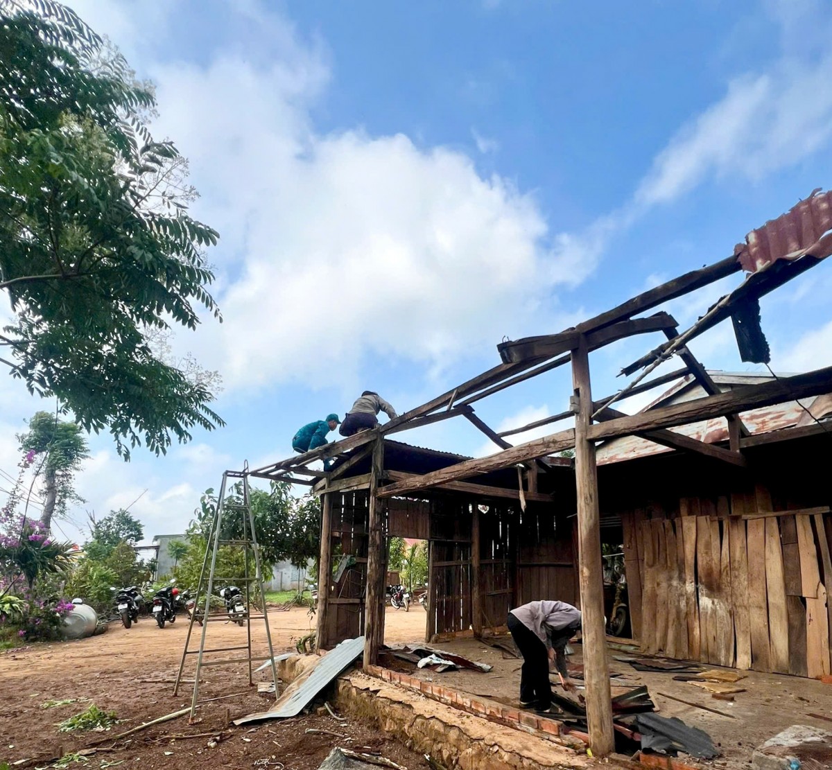 Đắk Lắk: Chính quyền kịp thời hỗ trợ các hộ dân nghèo bị tốc mái do dông lốc
