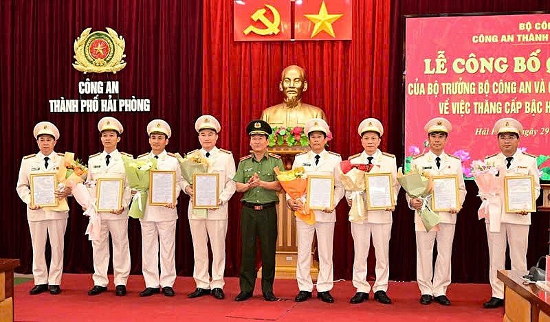 Thiếu tướng Bùi Quang Bình - Giams đốc Công an TP. Hải Phòng trao quyết định cho các phòng nghiệp vụ được thăng cấp bậc hàm Đại tá. ẢNH : Công an Hải Phòng.