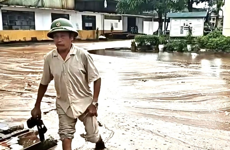 Nghệ An: Sét đánh trúng bể chứa nhà máy đường, hàng nghìn tấn mật mía tràn ra lênh láng