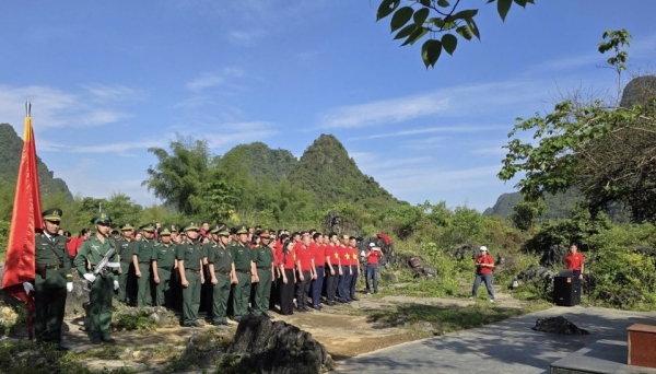Cao Bằng: Đồn Biên phòng Đàm Thuỷ tham gia sinh hoạt dưới cờ tại khu vực mốc 835