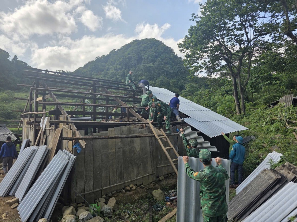 Cao Bằng: Đồn Biên phòng Cửa khẩu quốc tế Trà Lĩnh hỗ trợ dân bị thiệt hại do thiên tai