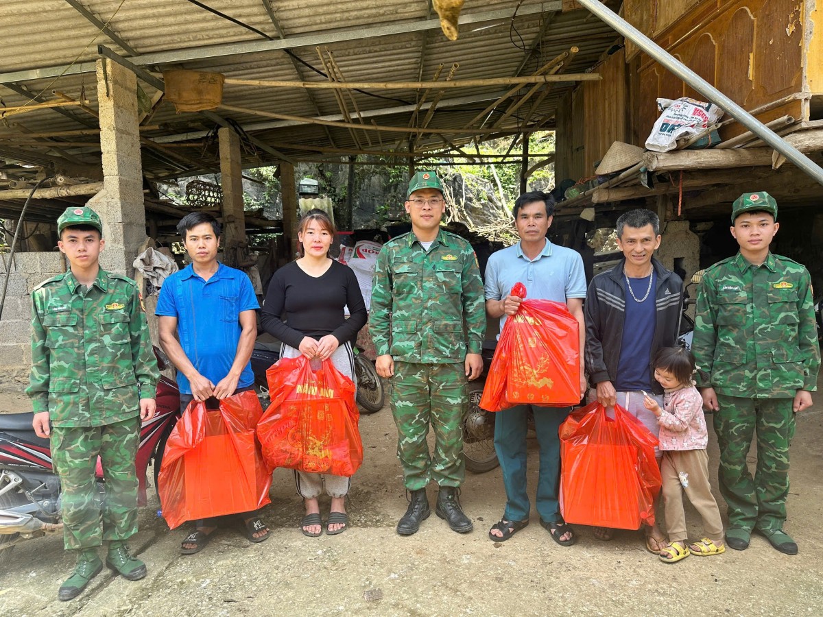 Cao Bằng: Đồn Biên phòng Cửa khẩu quốc tế Trà Lĩnh hỗ trợ dân bị thiệt hại do thiên tai