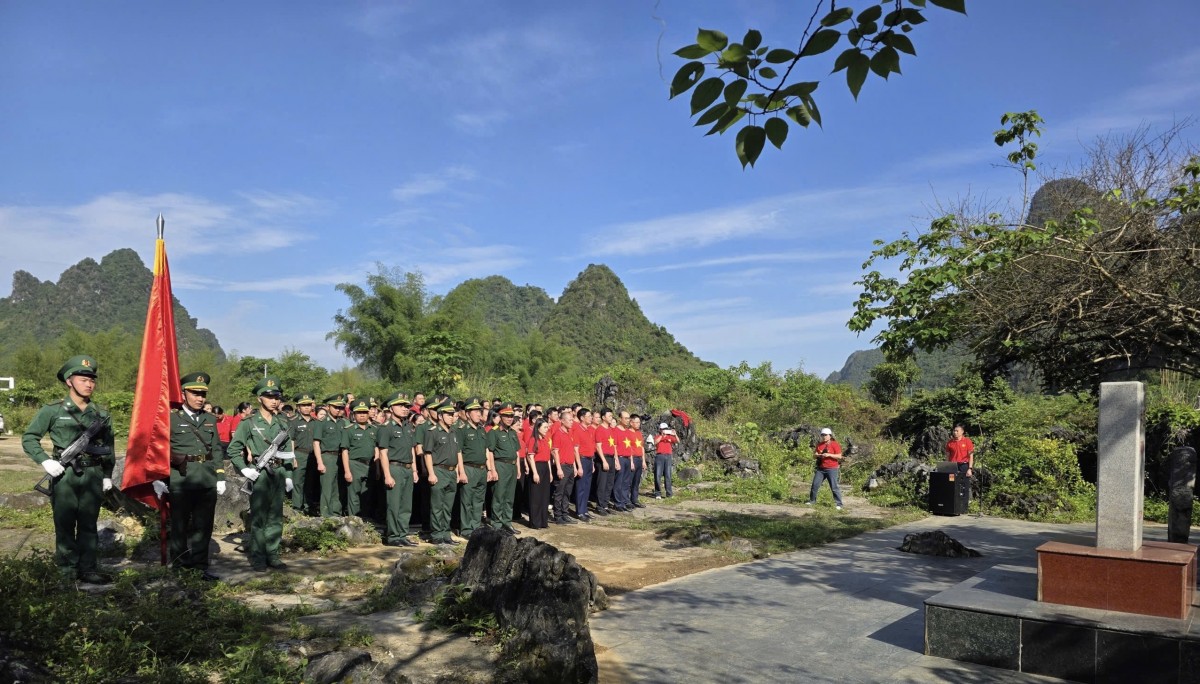 Cao Bằng: Đồn Biên phòng Đàm Thuỷ tham gia sinh hoạt dưới cờ tại khu vực mốc 835