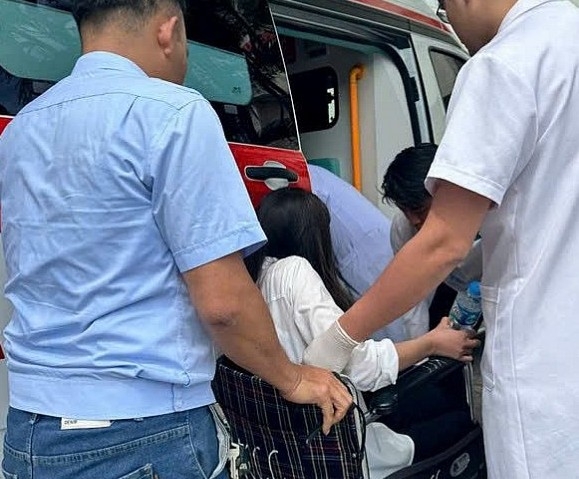 Vịnh Hạ Long: Xuồng chở khách mất lái đâm phao neo, 15 người rơi xuống biển