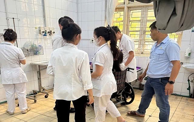 Vịnh Hạ Long: Xuồng chở khách mất lái đâm phao neo, 15 người rơi xuống biển