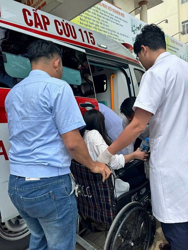 Vịnh Hạ Long: Xuồng chở khách mất lái đâm phao neo, 15 người rơi xuống biển