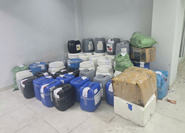 TP.HCM: Phát hiện đường dây pha hóa chất công nghiệp thành giấm ăn giả bán ra thị trường