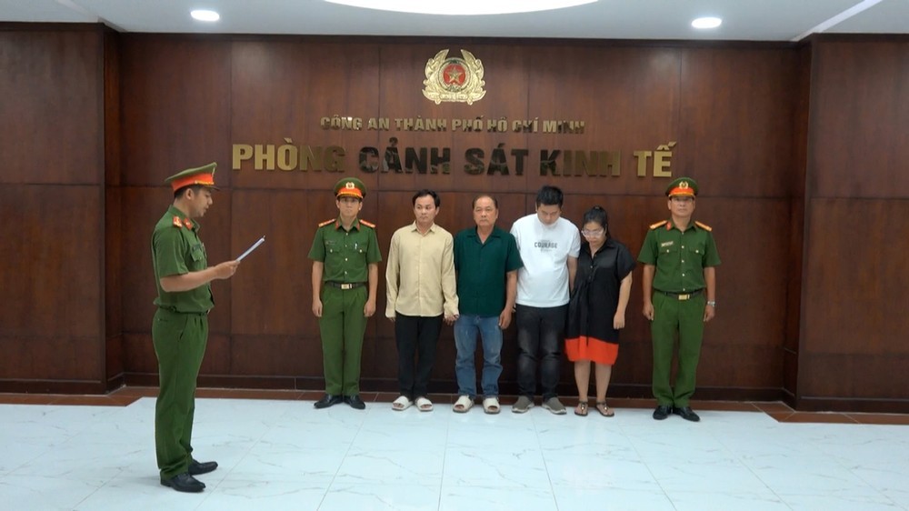 TP.HCM: Phát hiện đường dây pha hóa chất công nghiệp thành giấm ăn giả bán ra thị trường