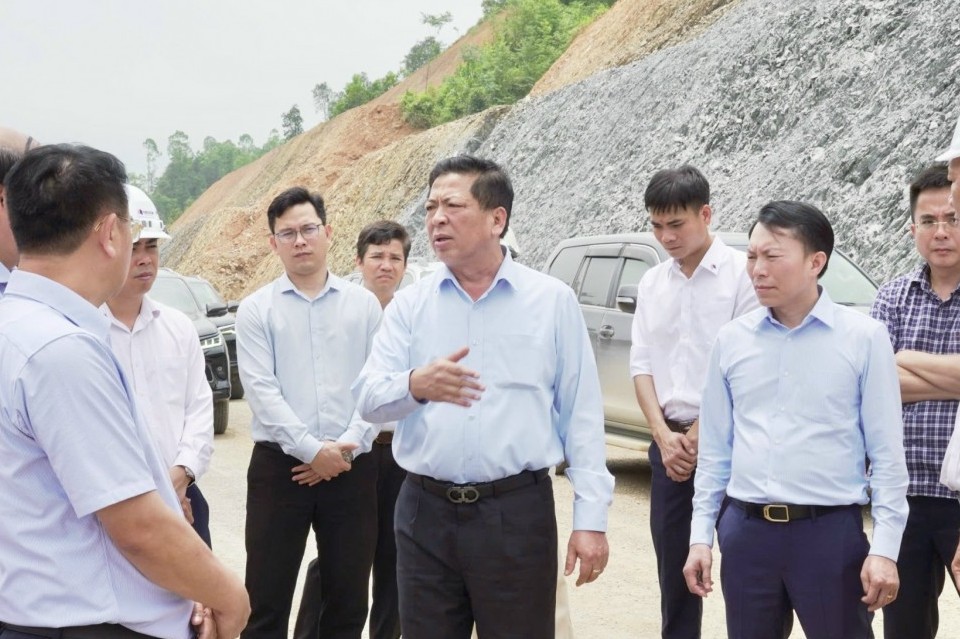 Bộ trưởng Bộ Xây dựng kiểm tra tiến độ thi công Dự án cao tốc Đồng Đăng (Lạng Sơn) - Trà Lĩnh (Cao Bằng)