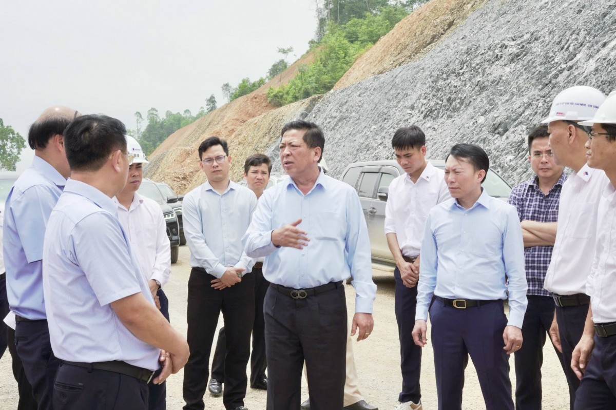 Bộ trưởng Bộ Xây dựng kiểm tra tiến độ thi công Dự án cao tốc Đồng Đăng (Lạng Sơn) - Trà Lĩnh (Cao Bằng)