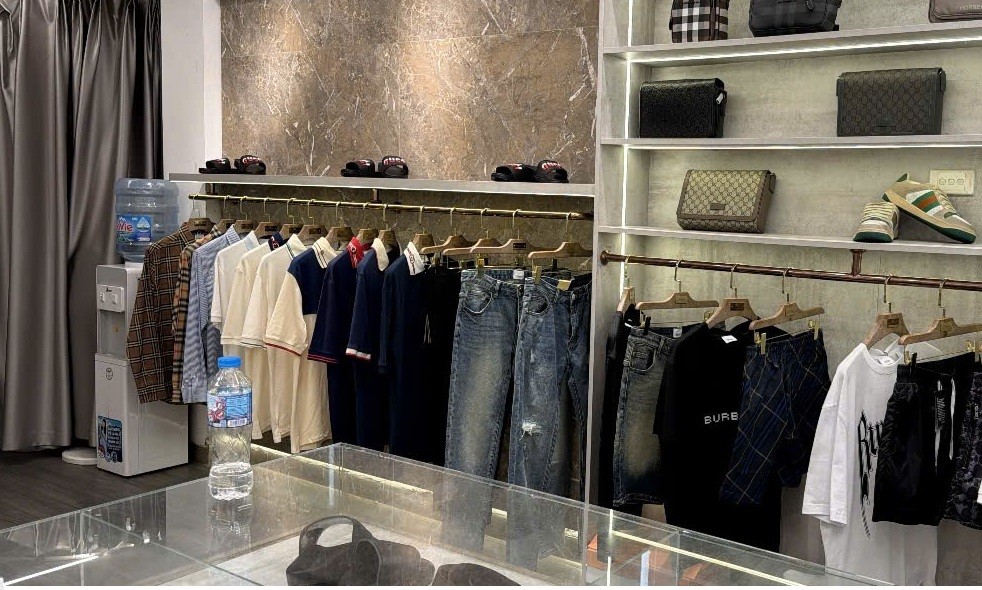 Hà Nội: Phát hiện cửa hàng kinh doanh 140 sản phẩm thời trang giả mạo thương hiệu