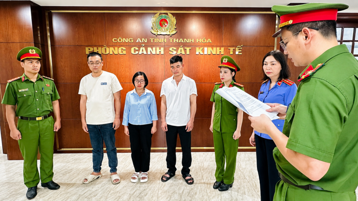 Các đối tượng nghe đọc lệnh khởi tố của cơ quan chức năng. 