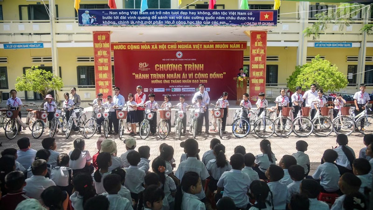 Những phần quà ý nghĩa được trao tặng không chỉ tiếp thêm động lực cho học sinh vượt khó mà còn lan tỏa tinh thần nhân ái, đồng hành cùng các em trên con đường học tập.