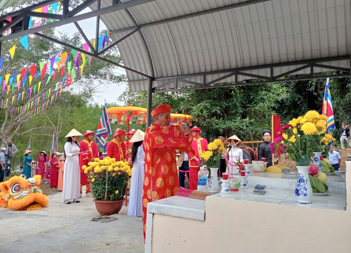Miếu thờ trong rừng Cấm Miếu – không gian tâm linh gắn với quy ước bảo vệ rừng của cộng đồng
