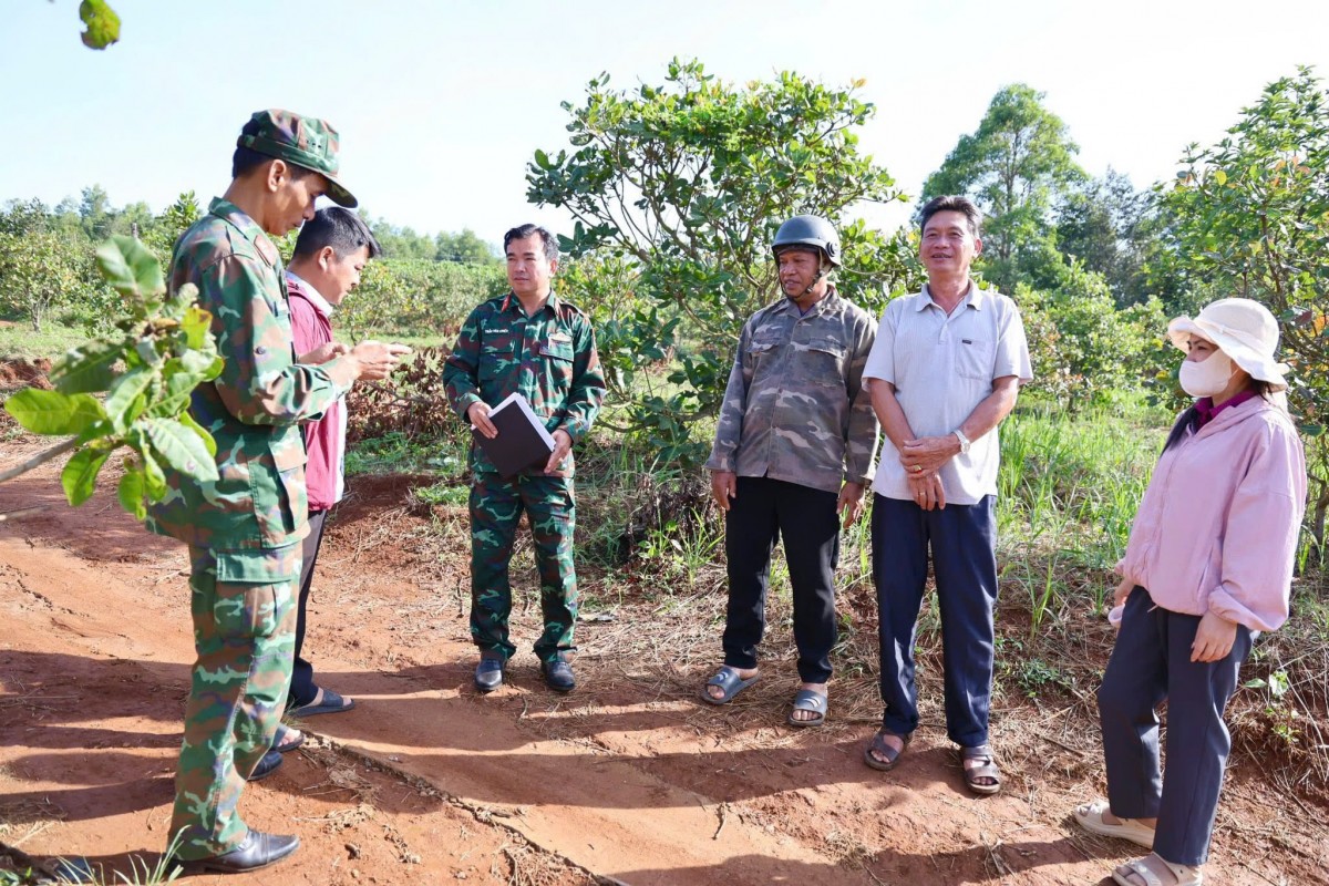 Lâm Đồng: Người dân xã Tuy Đức tự nguyện bàn giao hơn 4.000m² đất quốc phòng