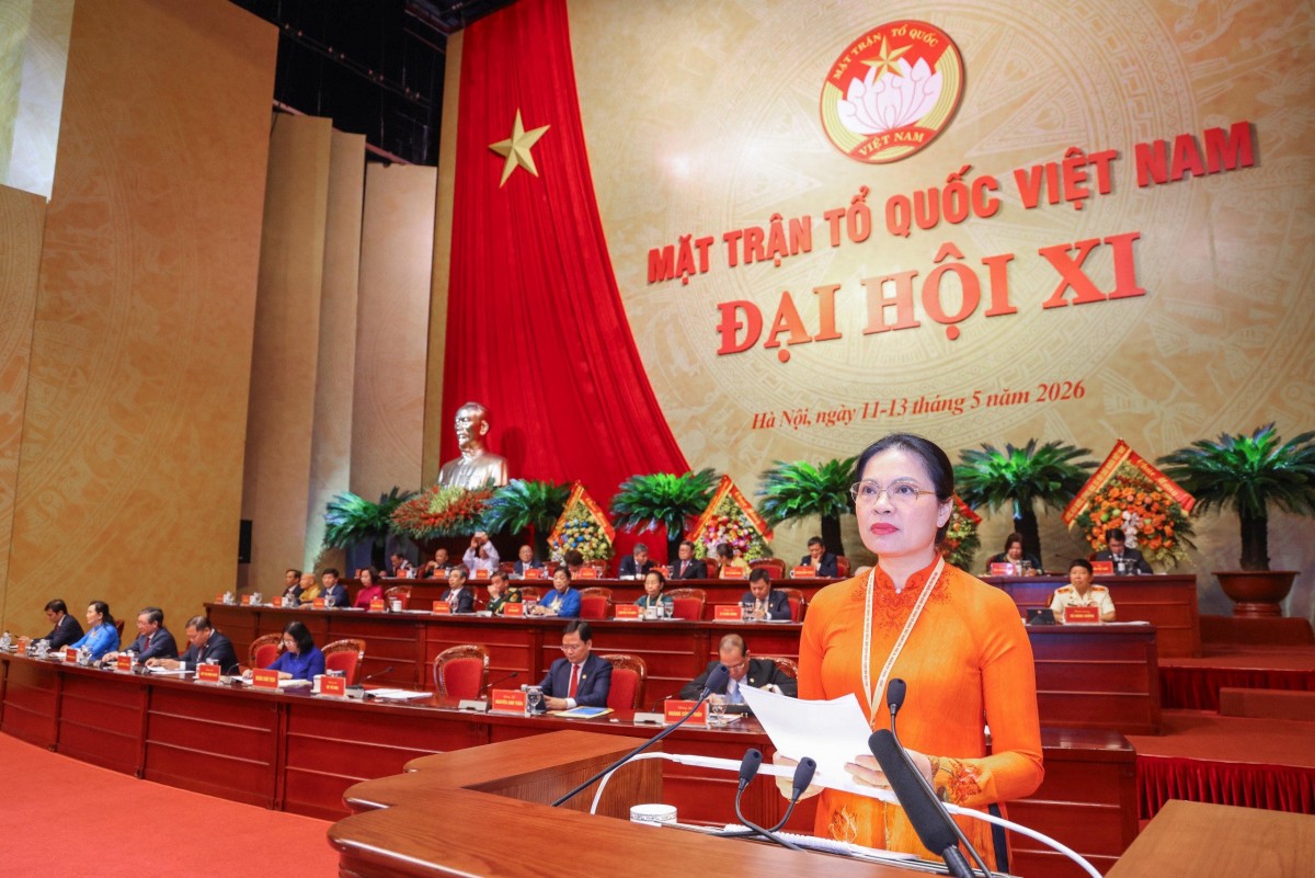 Bà Hà Thị Nga, Phó Chủ tịch - Tổng Thư ký UBTƯ MTTQ Việt Nam báo cáo kết quả Hội nghị UBTƯ MTTQ Việt Nam lần thứ nhất khóa XI.