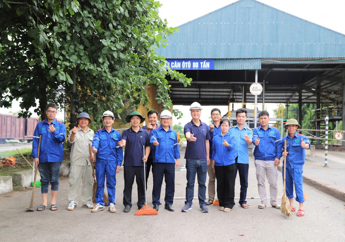Sôi nổi buổi ra quân tổng vệ sinh toàn Công ty Supe Lâm Thao