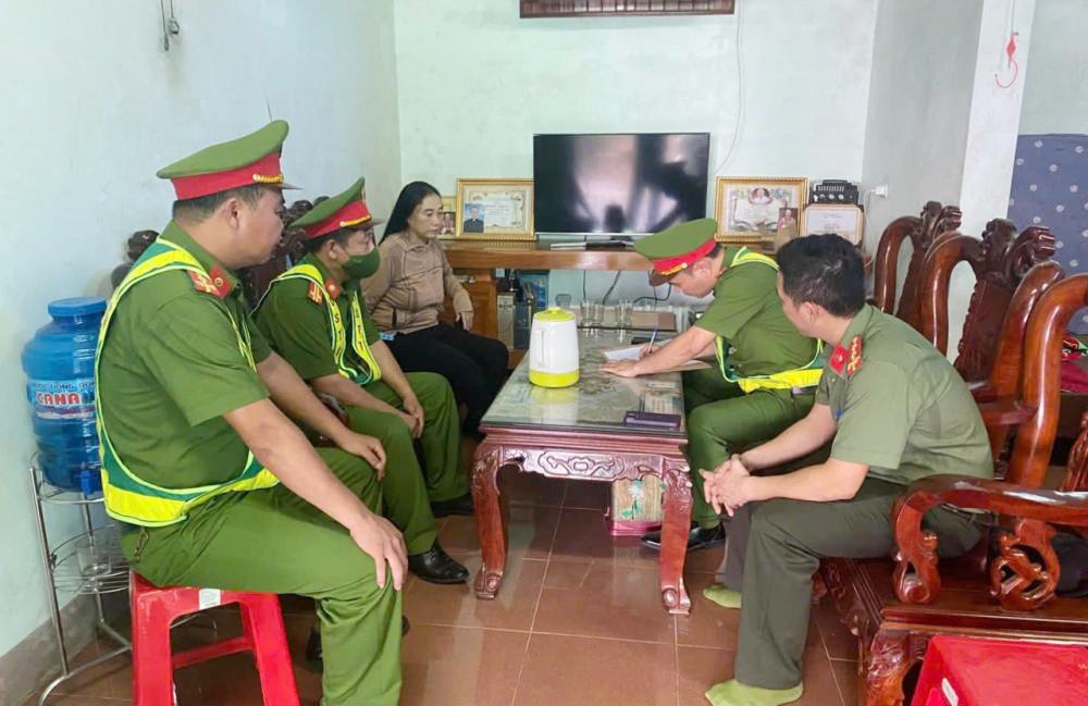 Hà Tĩnh: Bị nhắc nhở phơi lúa trên đường, người phụ nữ dùng cào tấn công tài xế