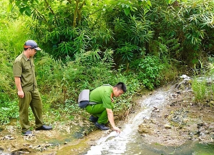 Lực lượng chức năng lấy mẫu nước tiến hành xét nghiệm sau khi nhận được phản ảnh của người dân thôn Quảng Trung. 