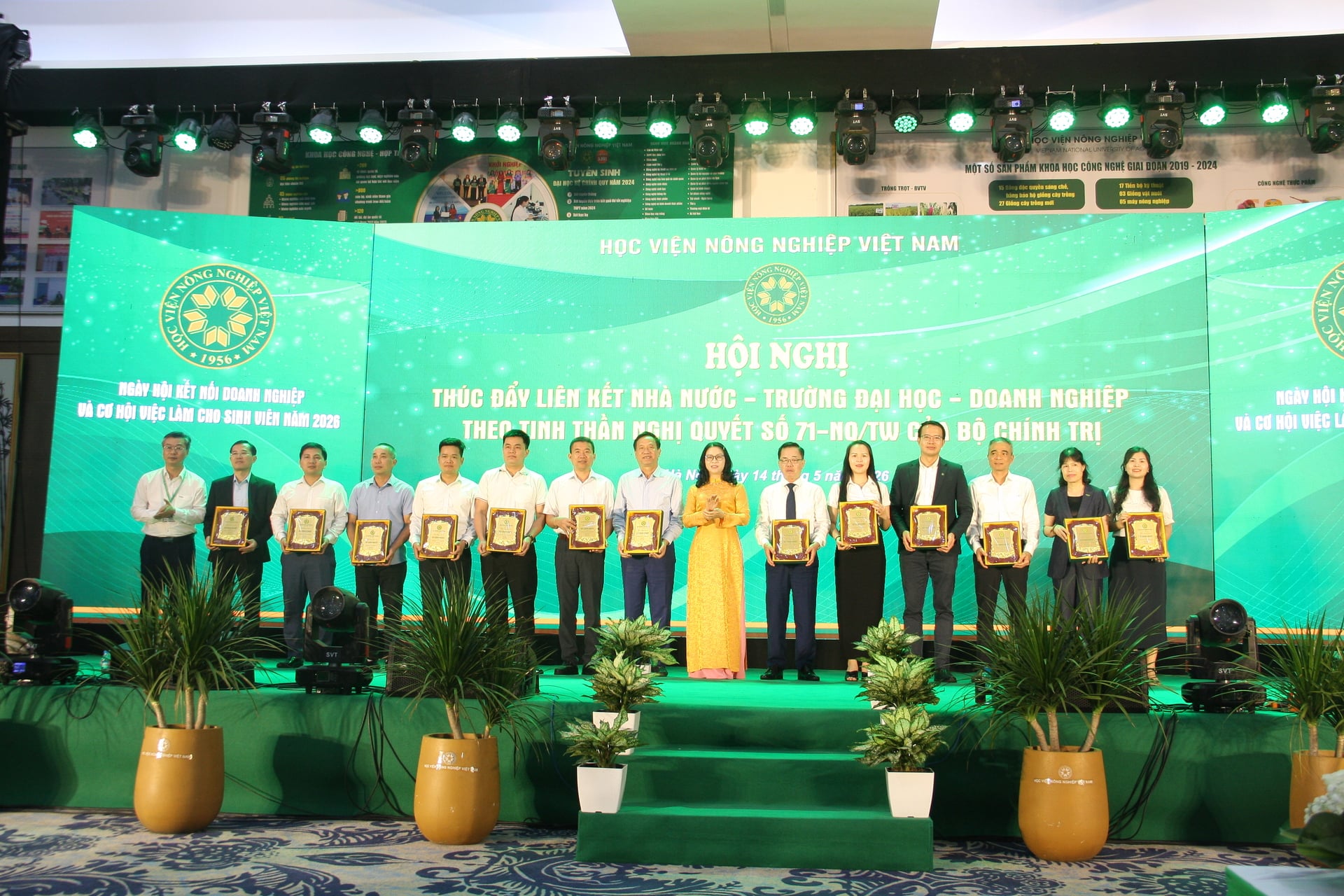 Lãnh đạo Học viện Nông nghiệp Việt Nam trao tặng biểu trưng tri ân doanh nghiệp. Ảnh: Mai Đan.
