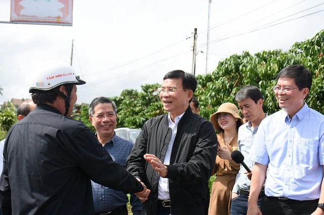 Chủ tịch UBND tỉnh Lâm Đồng Hồ Văn Mười trao đổi với người dân trong chuyến kiểm tra thực địa liên quan công tác giải phóng mặt bằng các dự án cao tốc trọng điểm qua địa bàn.