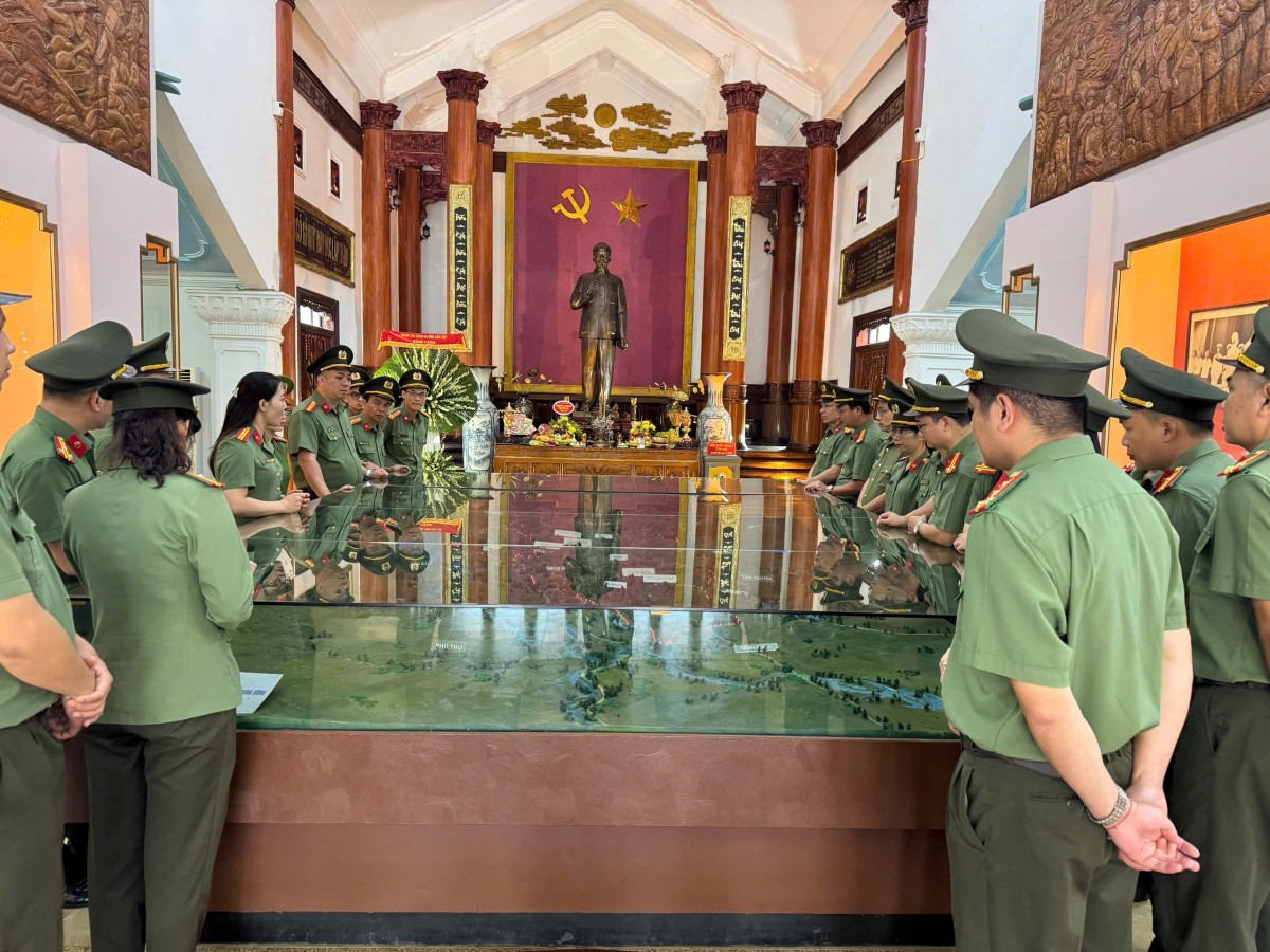Thanh tra Công an tỉnh Đắk Lắk báo công tại Khu di tích lịch sử Nha Công an Trung ương