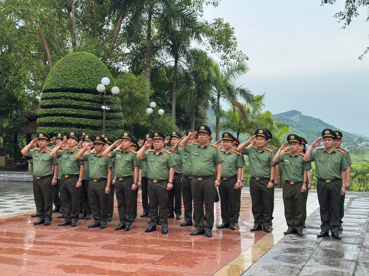 Thanh tra Công an tỉnh Đắk Lắk báo công tại Khu di tích lịch sử Nha Công an Trung ương