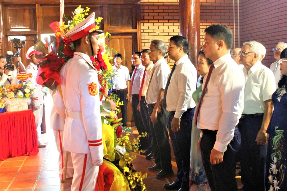 Đắk Lắk Long trọng dâng hương kỷ niệm 136 năm Ngày sinh Chủ tịch Hồ Chí Minh