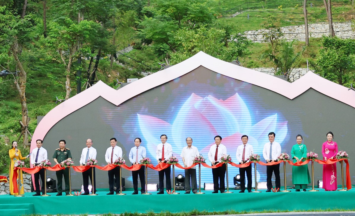 Trang trọng khai mạc Lễ hội Làng Sen năm 2026