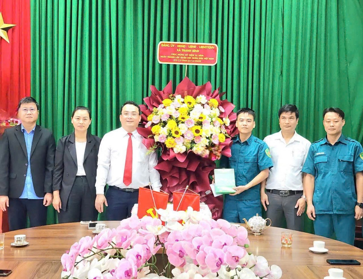 Lãnh đạo xã Thạnh Bình thăm, động viên lực lượng dân quân nhân kỷ niệm Ngày thành lập Quân đội nhân dân Việt Nam, góp phần củng cố quốc phòng toàn dân gắn với xây dựng hệ thống chính trị cơ sở vững mạnh.