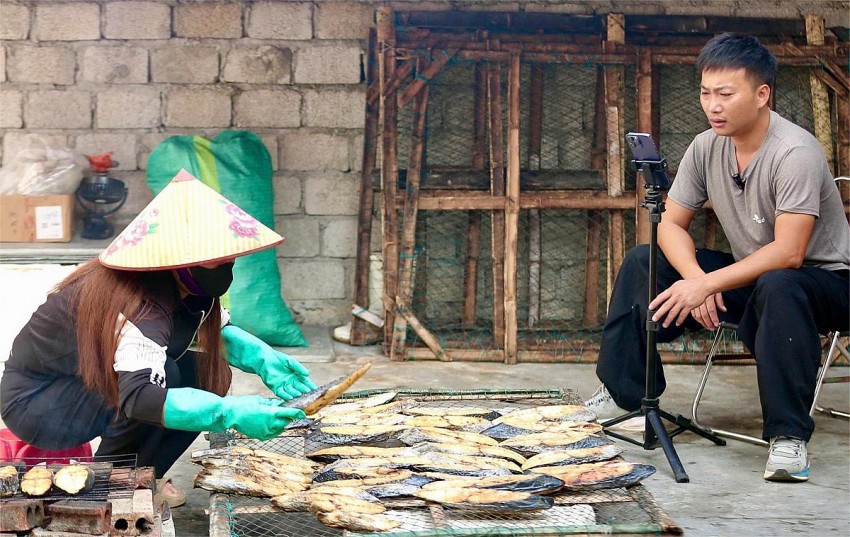 Người dân đang dần dần chuyển đổi cách bán hàng tư truyền thống sang các nền tảng số. 