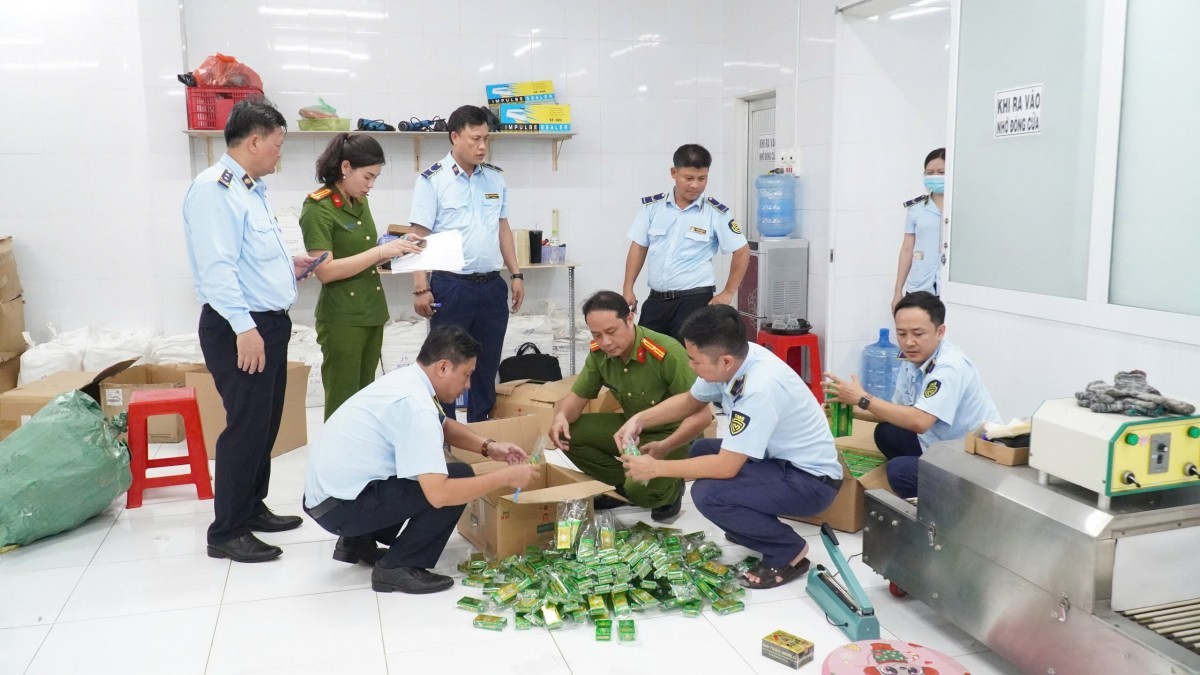 Tây Ninh triệt phá cơ sở sản xuất dầu gió giả quy mô lớn, thu giữ hơn 27.000 sản phẩm