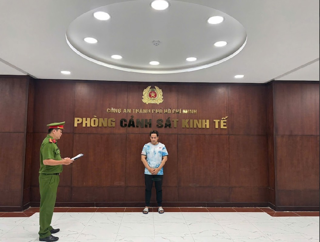 TP.HCM khởi tố chủ hộ kinh doanh bán hơn 1.400 đôi giày dép giả mạo nhãn hiệu