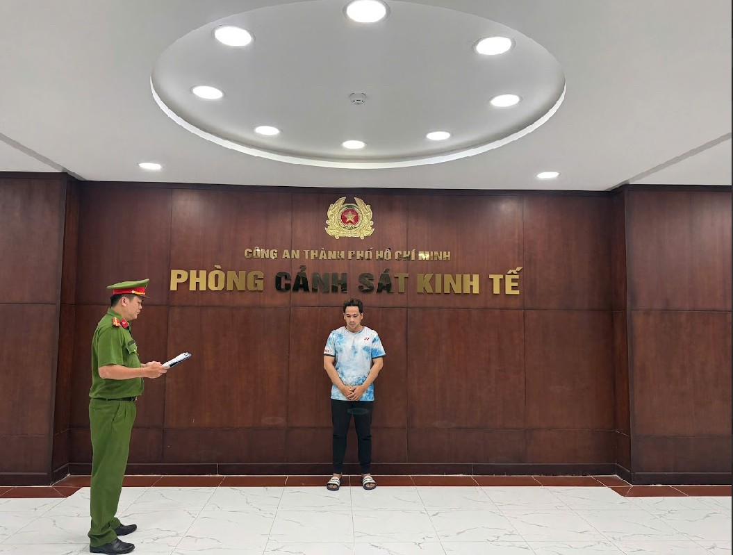 TP.HCM khởi tố chủ hộ kinh doanh bán hơn 1.400 đôi giày dép giả mạo nhãn hiệu