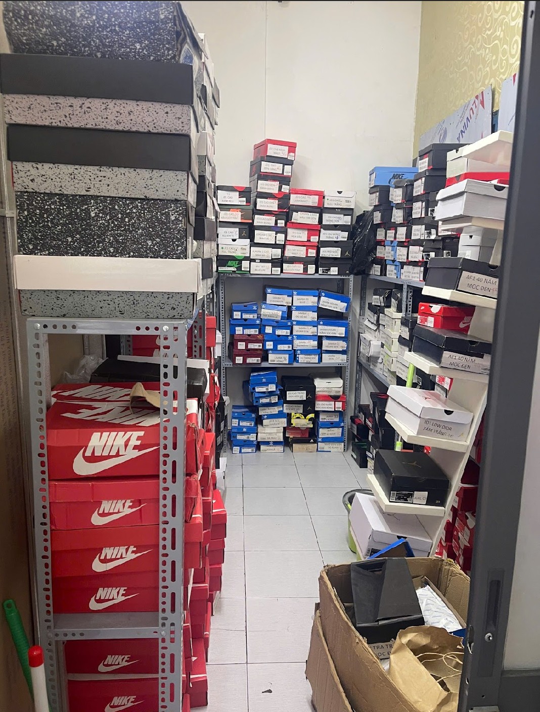 TP.HCM khởi tố chủ hộ kinh doanh bán hơn 1.400 đôi giày dép giả mạo nhãn hiệu