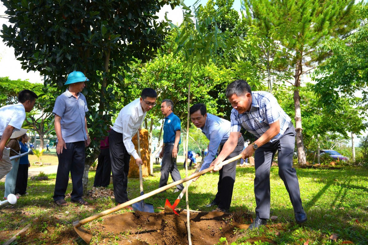 Lâm Đồng: UBND xã Đinh Trang Thượng phát động lễ trồng cây nhân kỷ niệm ngày sinh Chủ tịch Hồ Chí Minh