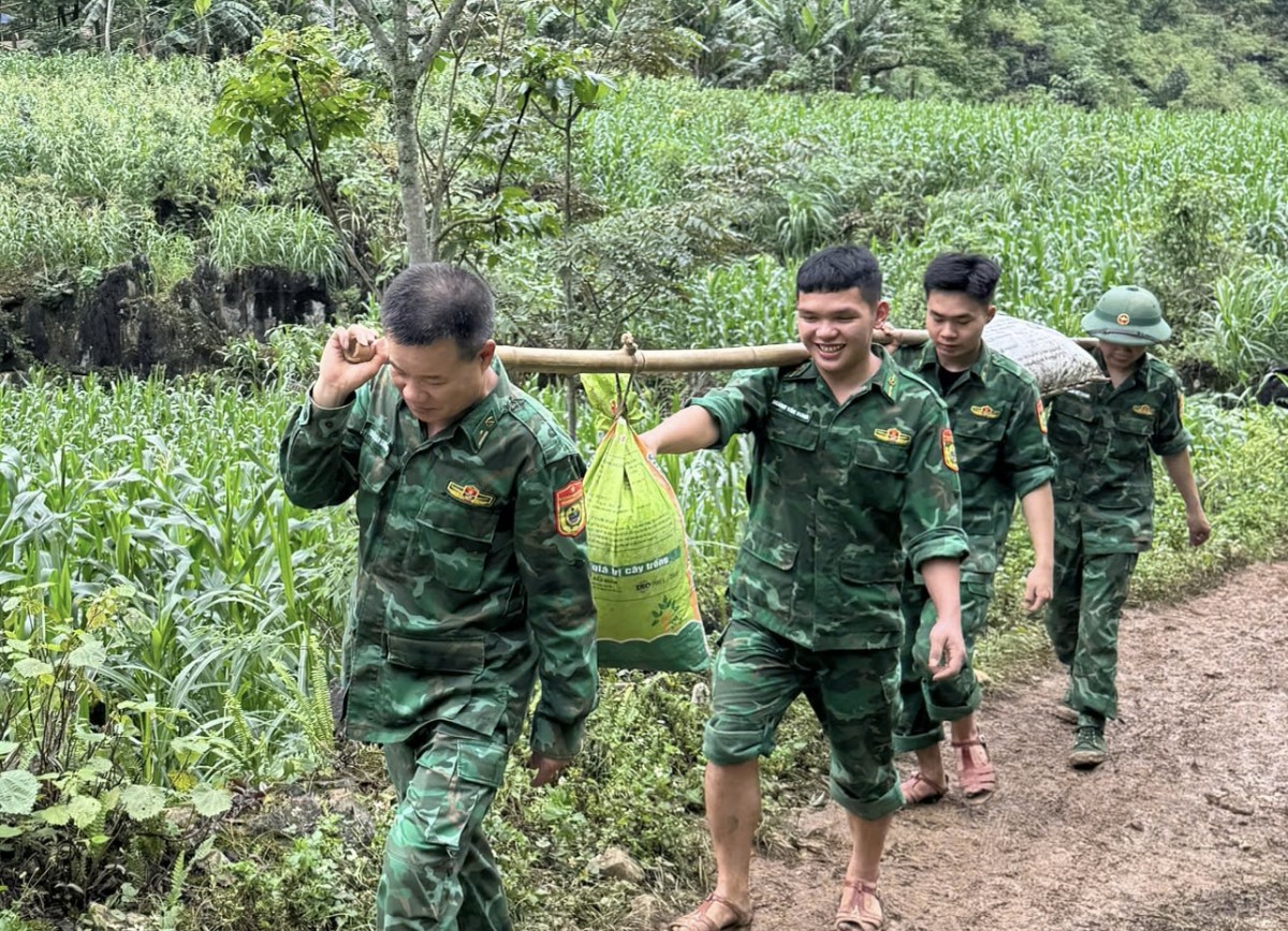 Cao Bằng: Đồn Biên phòng Lũng Nặm phối hợp hỗ trợ người dân xoá nhà tạm, nhà dột nát